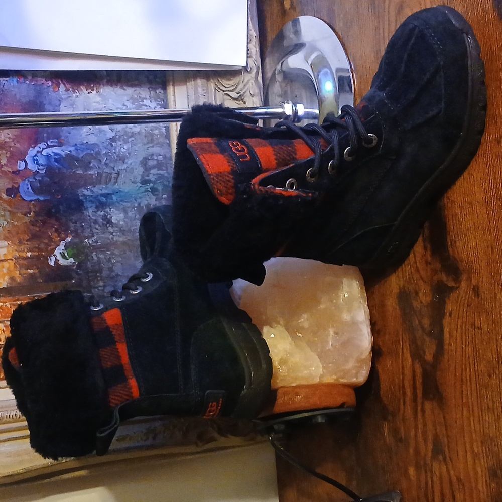 Like New!! UGG Unisex Kids Boots in Black and Red Plaid Sz 13 Both Boy And Girl - Picture 9 of 14